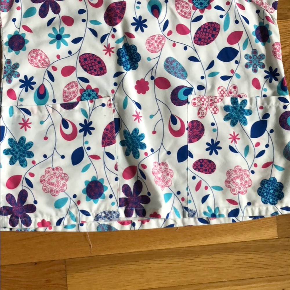 Patterned scrub top - Picture 2 of 4